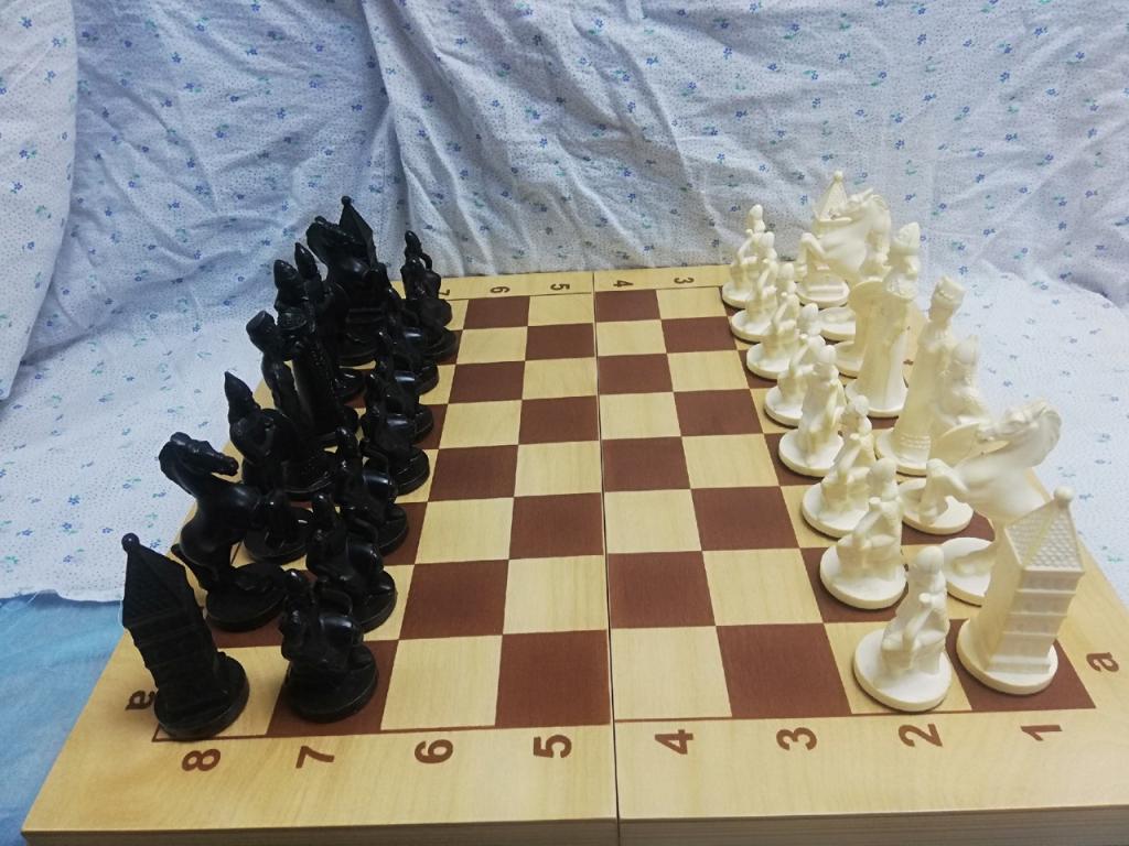 Шахматы СССР. "Русские "  г. Грозный . Большие  сюжетные фигуры из пластика  с утяжелением  Раритет.