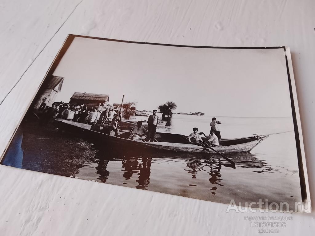 Рыбацкое село на берегу в низовьях реки Волга, лодки, мальчишки, местные жители. Астрахань