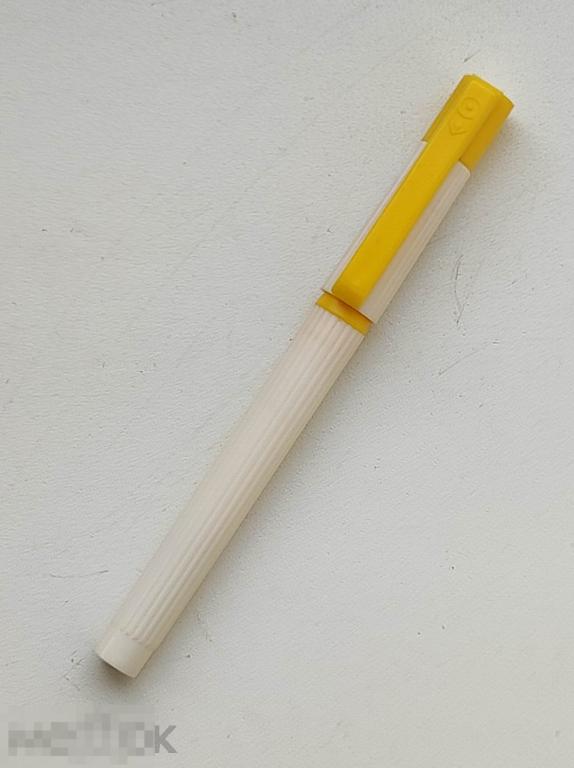 Шариковая ручка АР колпачок на резьбе СССР канцелярия НОВАЯ авторучка Советская жёлтая