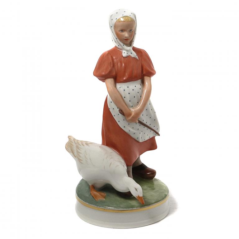 Фарфоровая фигура Девушка с гусем. Royal Copenhagen
