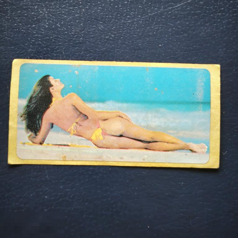 Вкладыш НАКЛЕЙКА  эротика в купальнике  девушка НЮ  от жвачки  жевательная резинка фантик
