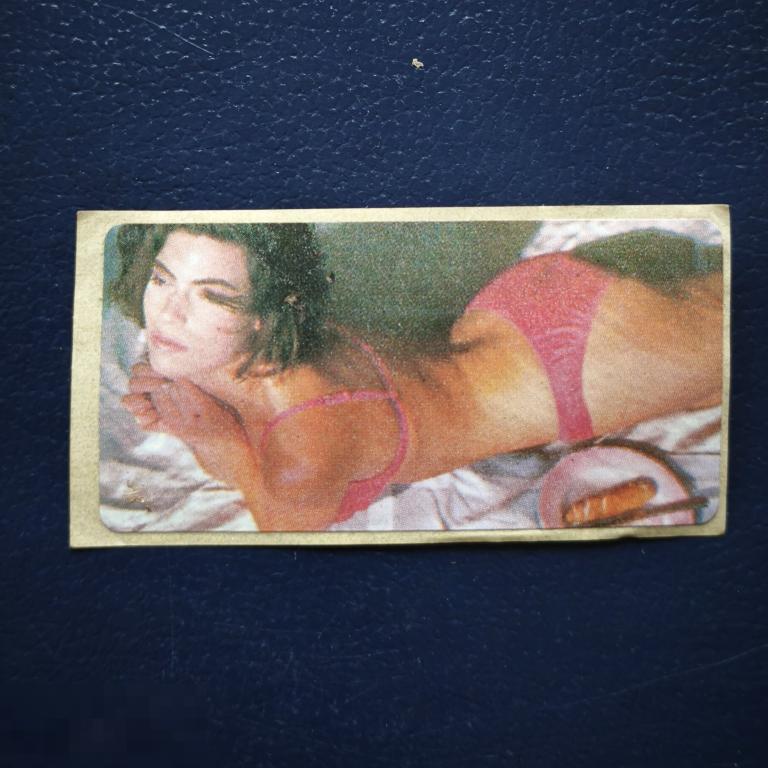 Вкладыш НАКЛЕЙКА  эротика в купальнике  девушка НЮ  от жвачки  жевательная резинка фантик