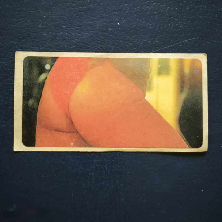 Вкладыш НАКЛЕЙКА  эротика в купальнике  девушка НЮ  от жвачки  жевательная резинка фантик