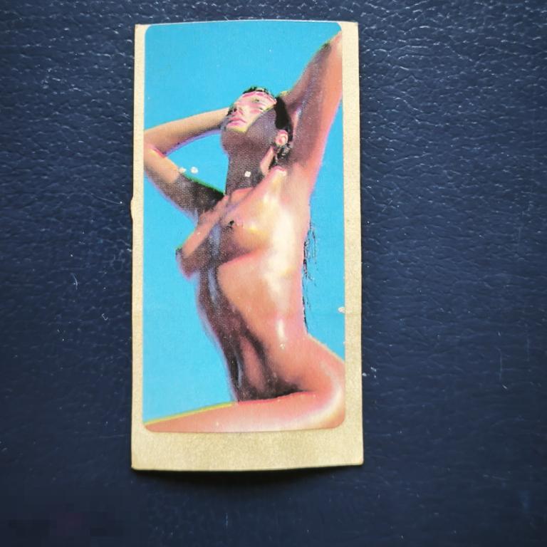 Вкладыш НАКЛЕЙКА  эротика в купальнике  девушка НЮ  от жвачки  жевательная резинка фантик