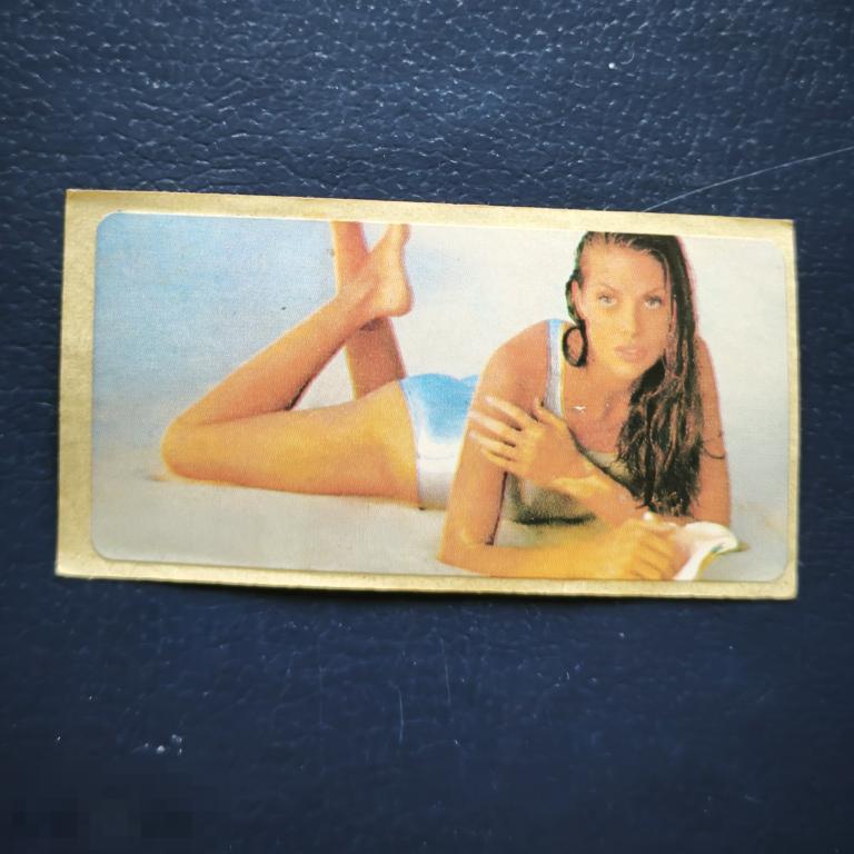 Вкладыш НАКЛЕЙКА  эротика в купальнике  девушка НЮ  от жвачки  жевательная резинка фантик