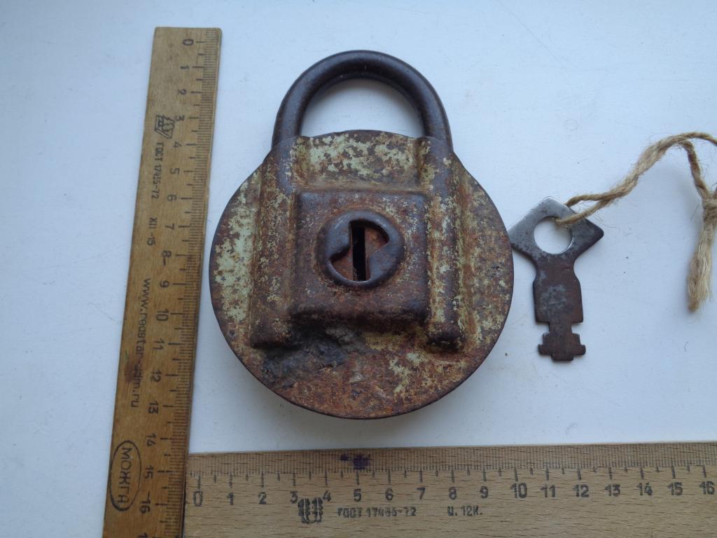 старинный,до воееный,рабочий замок.