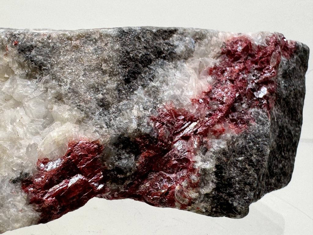 Киноварь в кварц-доломитовой породе