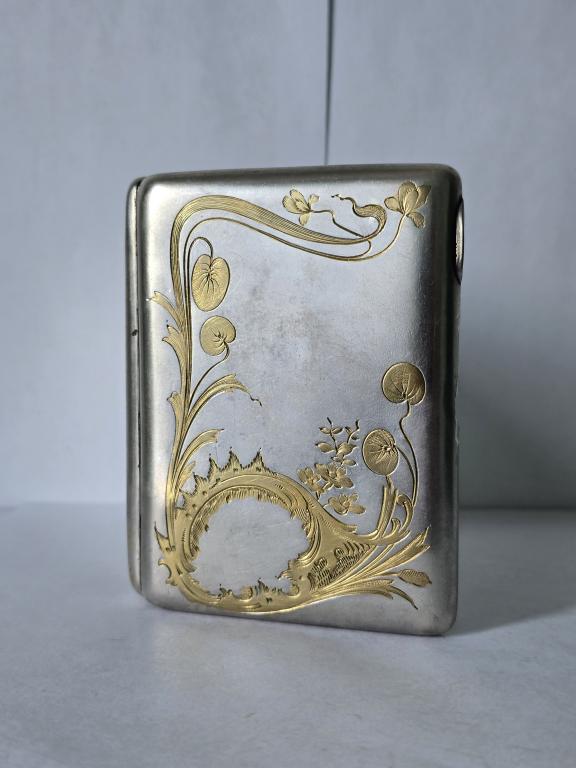 Серебряный портсигар с цветами. 84.