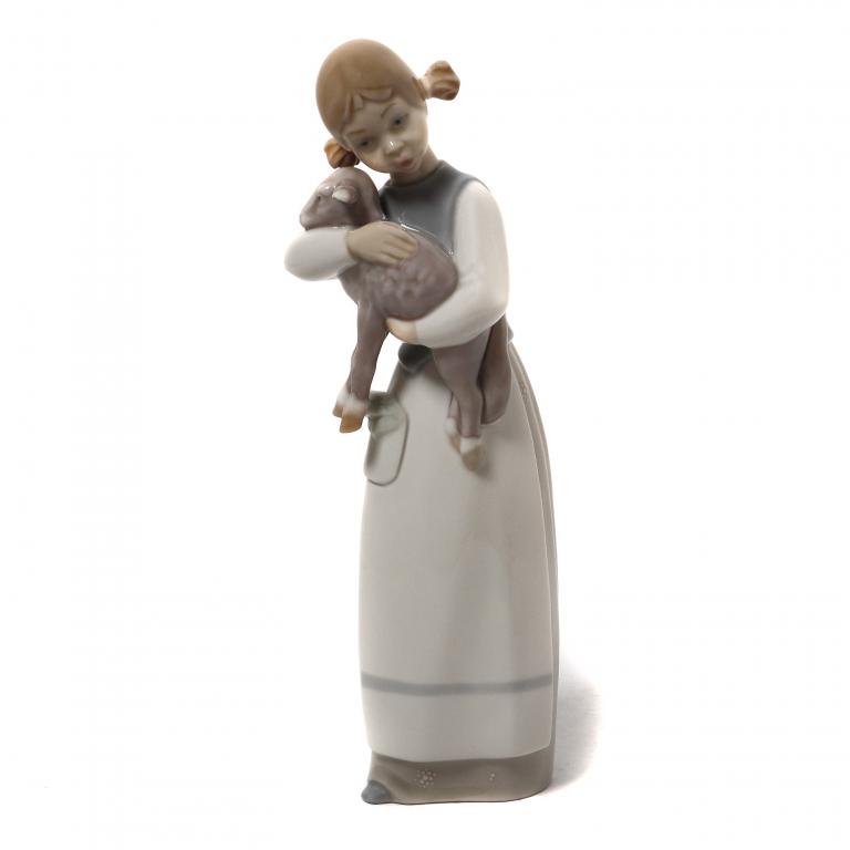 Фарфоровая фигура "Девочка с ягнёнком". Lladro