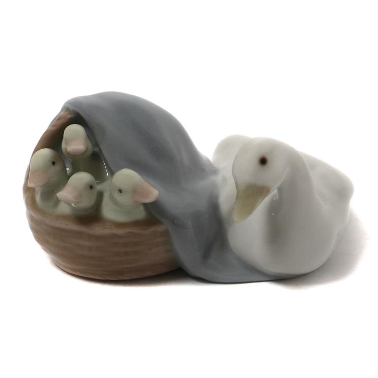 Фарфоровая фигура "Утка с утятами". Lladro