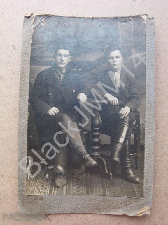 1920-е г. Фотография Фото Двое мужчин за столом Пальто Сапоги