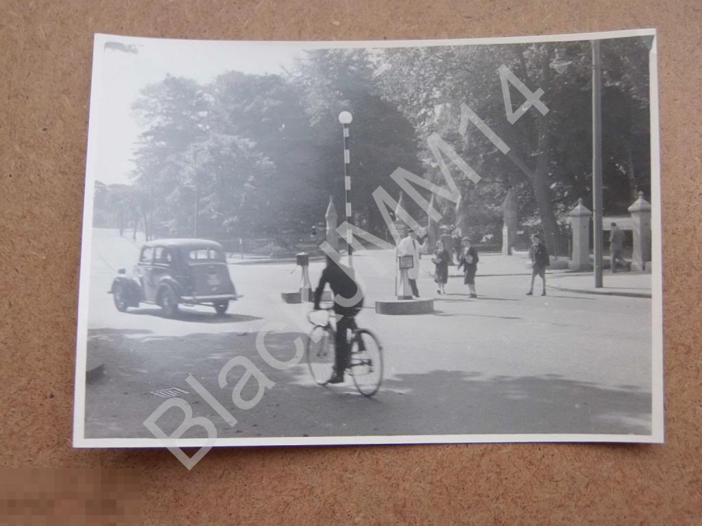 1950-е г. Фотография Фото  Автомобиль Европа Велосипедист