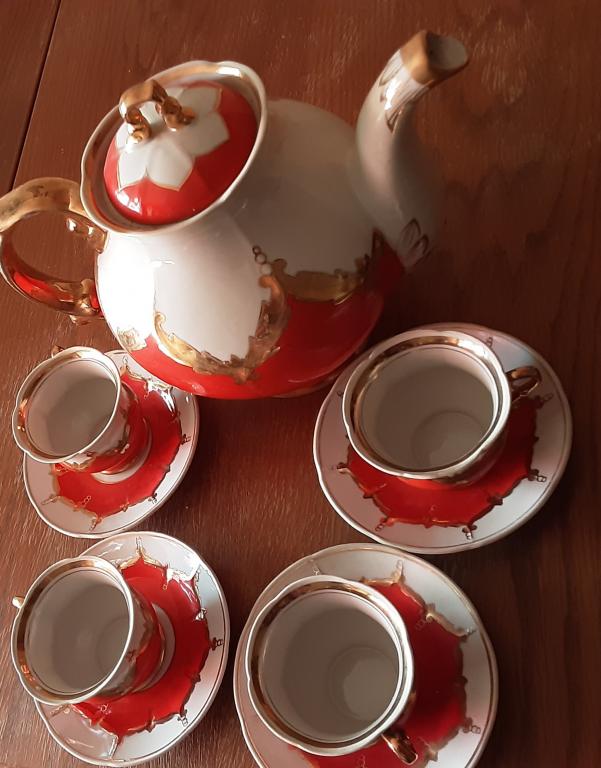 Часть сервиза Красный бутон. 4 чайные пары и большой доливной чайник