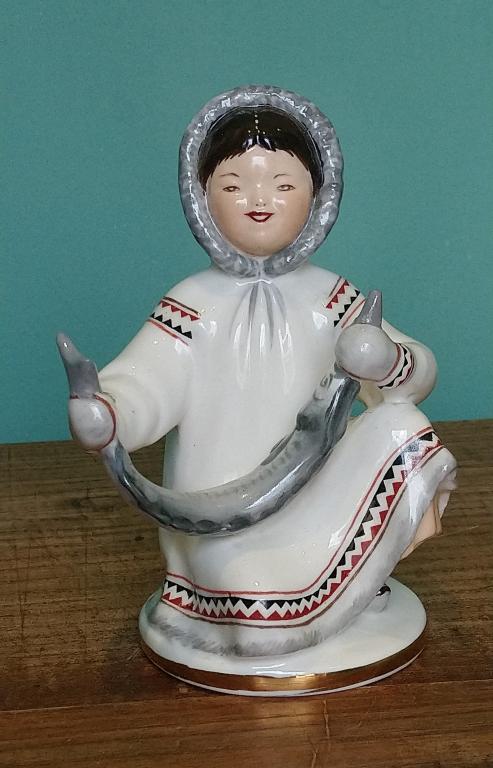 Якут с рыбой советский фарфор ЛФЗ СССР статуэтка 1970