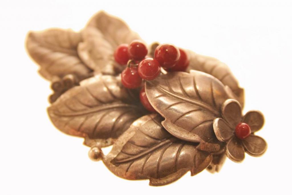 Серебряная брошь с листьями