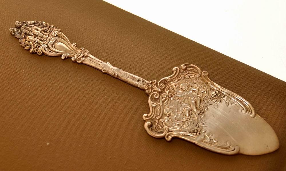 Сервировочная лопатка из серебра с рельефным орнаментом, Германия