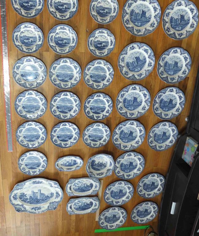 фарфоровый столовый сервиз Johnson Brothers , серия Старые замки Британии, 34 предмета, Англия