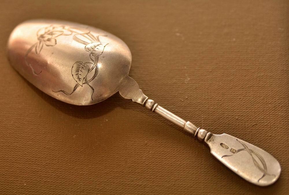 Серебряная ложечка с резным рисунком с цветочком, Стиль Модер