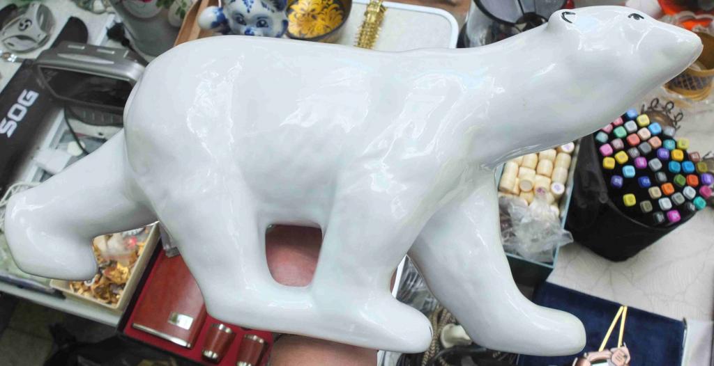 фарфоровая статуэтка Белый Медведь , большой, длина 40 см