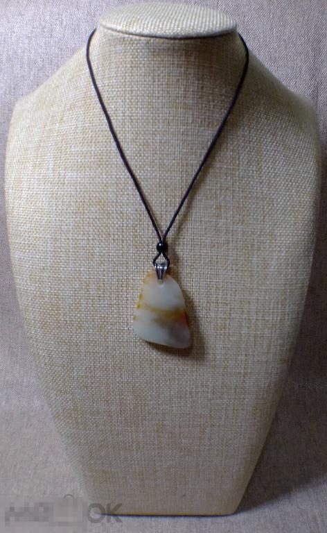 Нефрит Окатыш Коричнево-белый Подвеска зеркальная полировка 42х32х7 мм (38