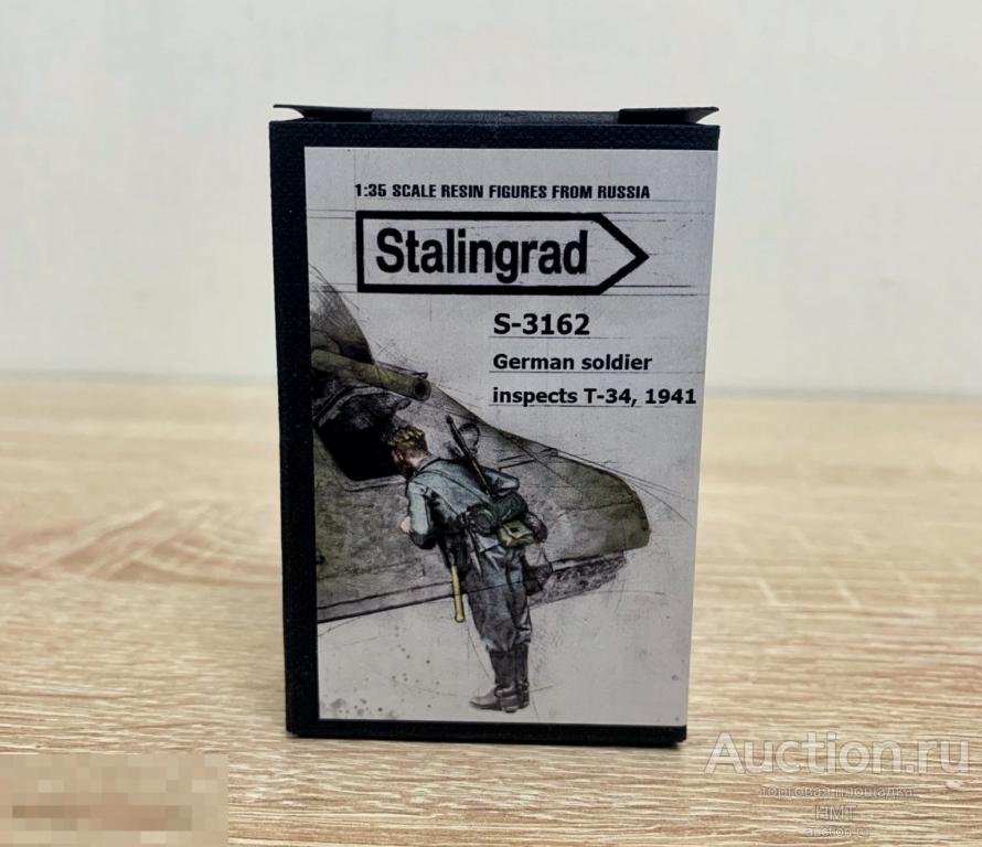 Миниатюра Stalingrad 1/35, Солдат исследует Т-34
