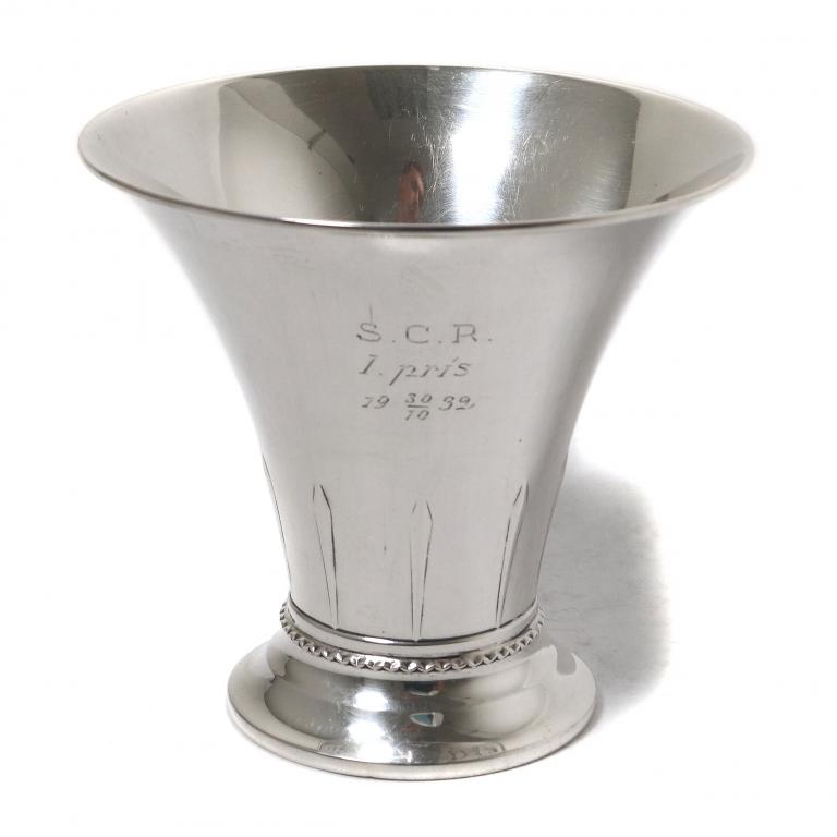 Серебряный стакан в виде кубка.  Швеция, 1932 год