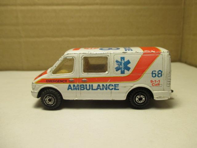MERCEDES BENZ  SPRINTER  AMBULANCE  размер HOT WHEELS