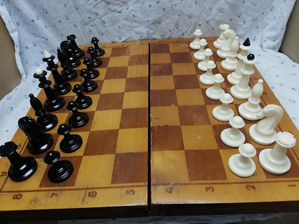 Старые шахматы СССР 1985 г. .  фигурки - карболит новые ! В упаковке !