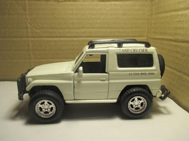TOYOTA LAND CRUISER LX   1/32  NEW RAY  1999  действующий полный привод