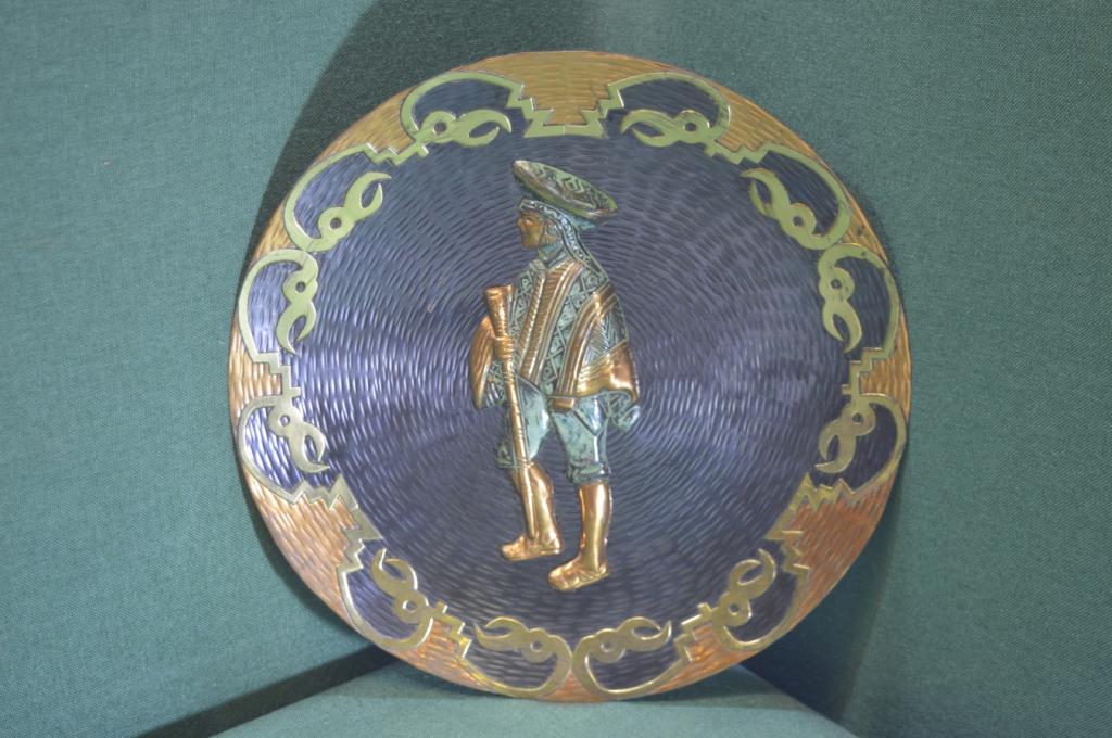 Тарелка настенная "Конкистадор". Медь. Латунь. Перу. Южная Америка. 1970е.