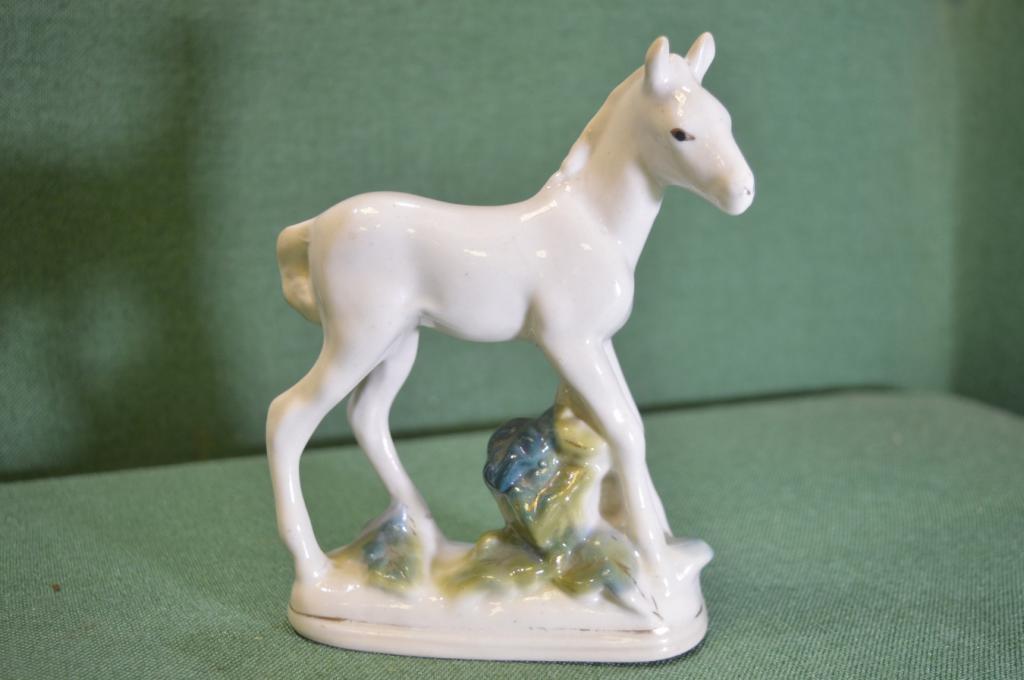Статуэтка фарфоровая "Жеребенок лошадь конь". Фарфор. Гжель. СССР.