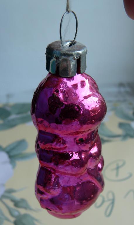 Ёлочная Игрушка СССР — Чукча, Алый Тотем, Стекло, 73x33 мм. 1 шт.