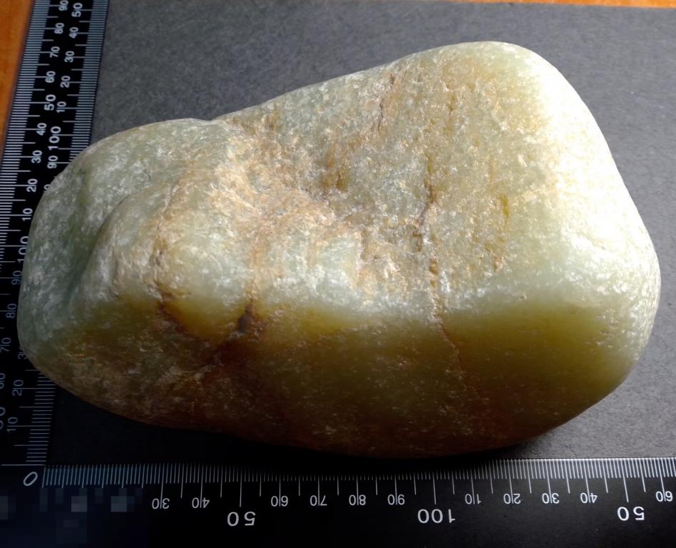 Нефрит Светло-зелёный окатыш пресс-папье 1,26 кг