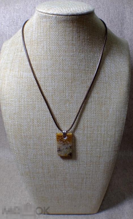 Нефрит Белый Карамельный Красный Подвеска полировка 31х20х5 мм (319