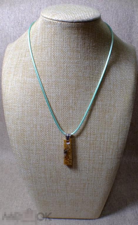 Нефрит Карамельный Красный Подвеска полировка 33х9х6 мм (323