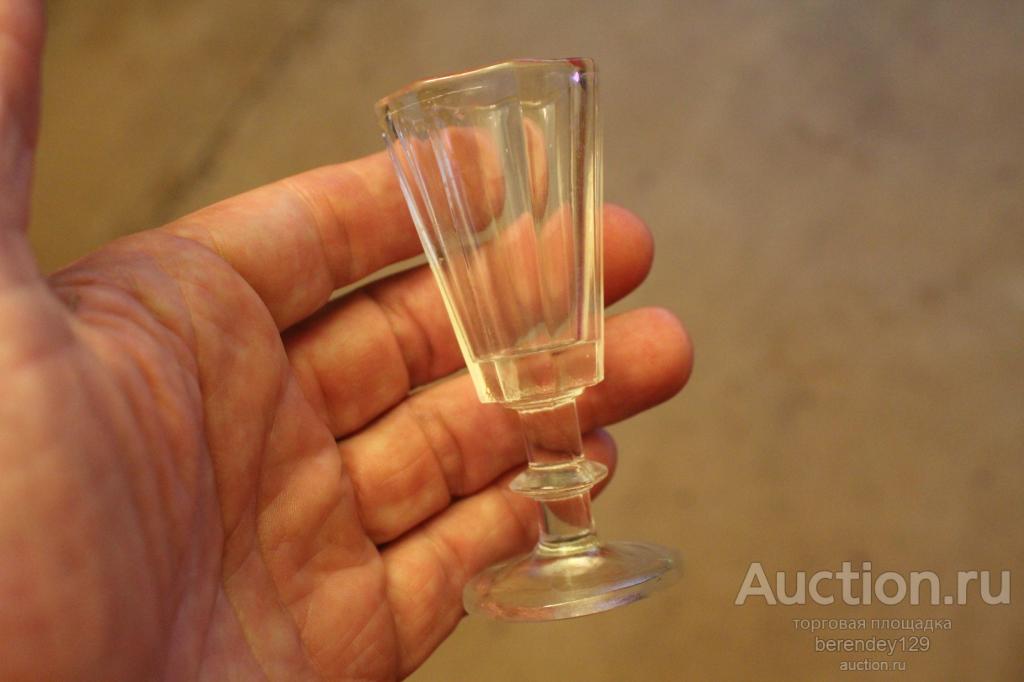 Рюмка старинная , лафитник .  Стекло .