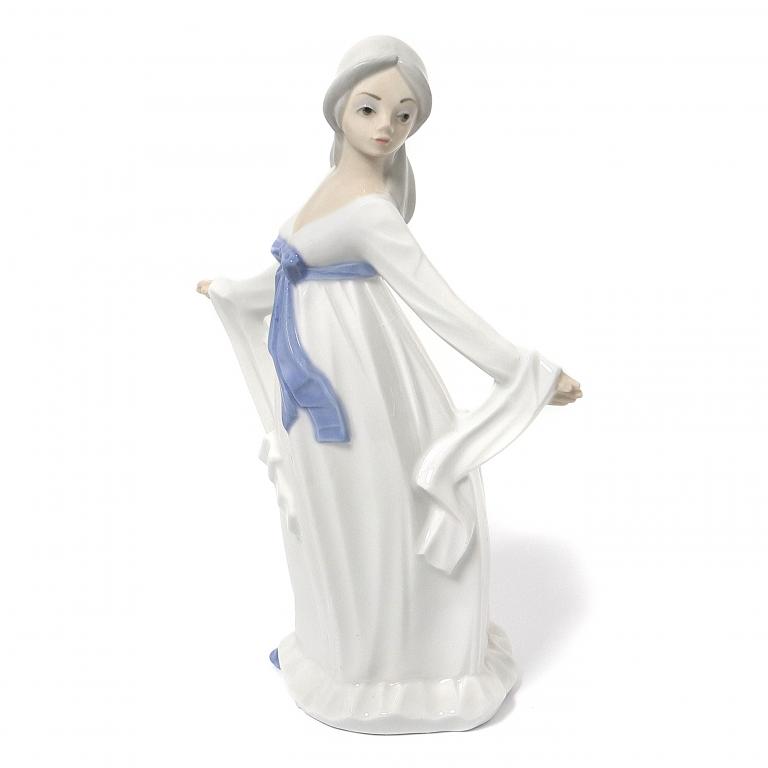 Фарфоровая фигура "Девушка". Tengra