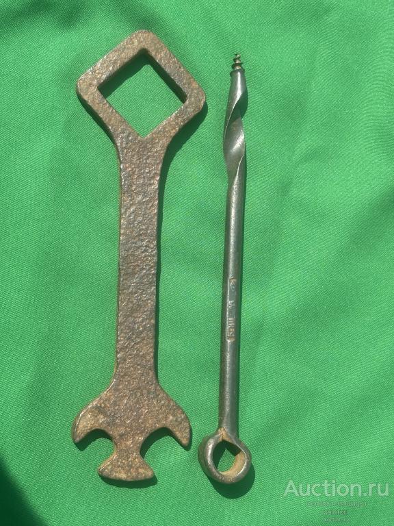 Старинные инструменты, коретный ключ и ключ буравчик