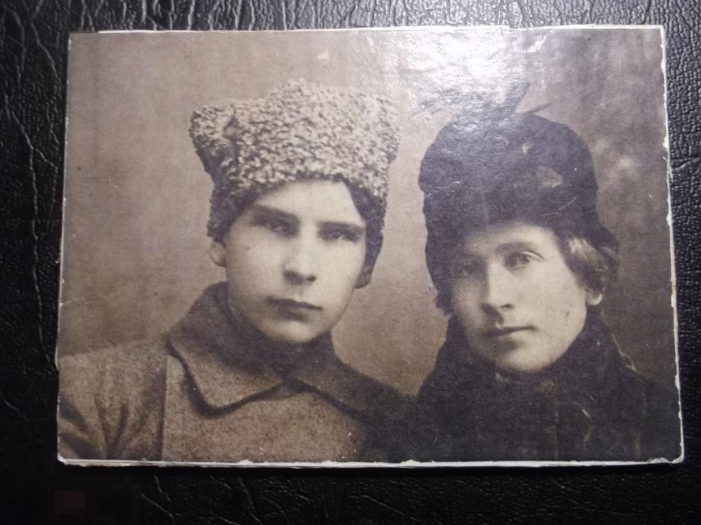 Фотография Фотоателье Брейткасъ Петербург. Военный и девушка, шапки. До революционная тема.