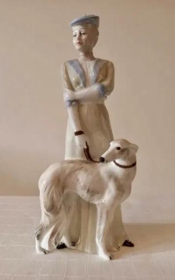 Статуэтка фарфоровая "Дама с собакой"