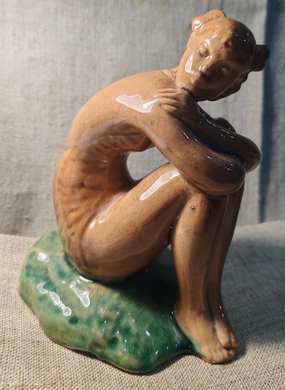 Статуэтка " Девочка - девушка сидит ", Майолика - обливная керамика, Гжель, полет эмали.