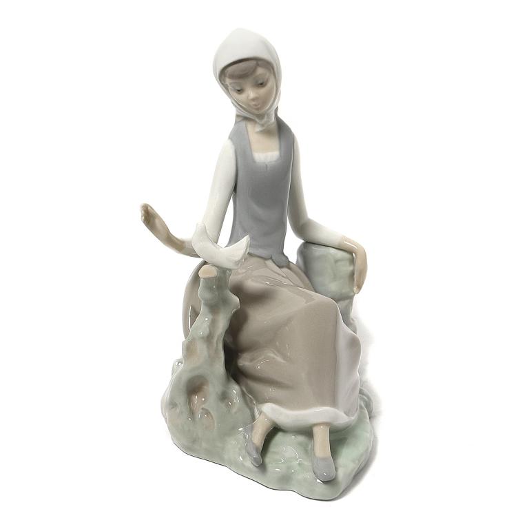 Фарфоровая фигура "Пастушка с голубем". Lladro