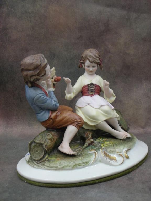 Статуэтка. Фарфор. Дети с маскарадной маской. Capodimonte. Италия