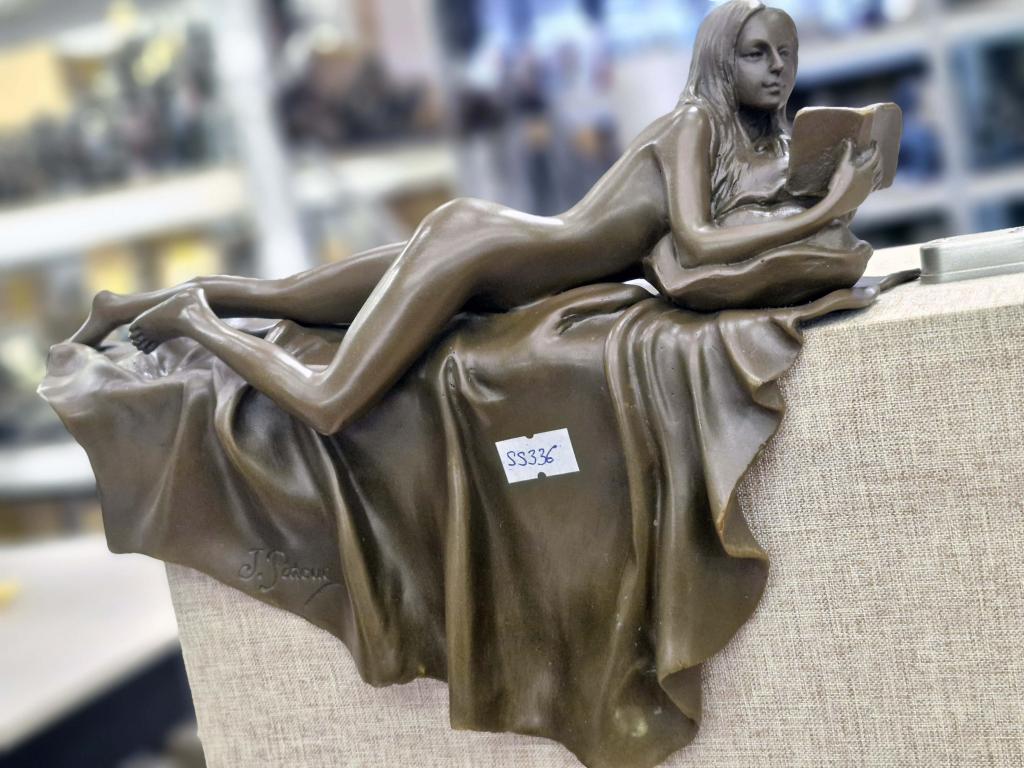 Девушка на покрывале читает книгу 336. Бронза. Статуэтка.