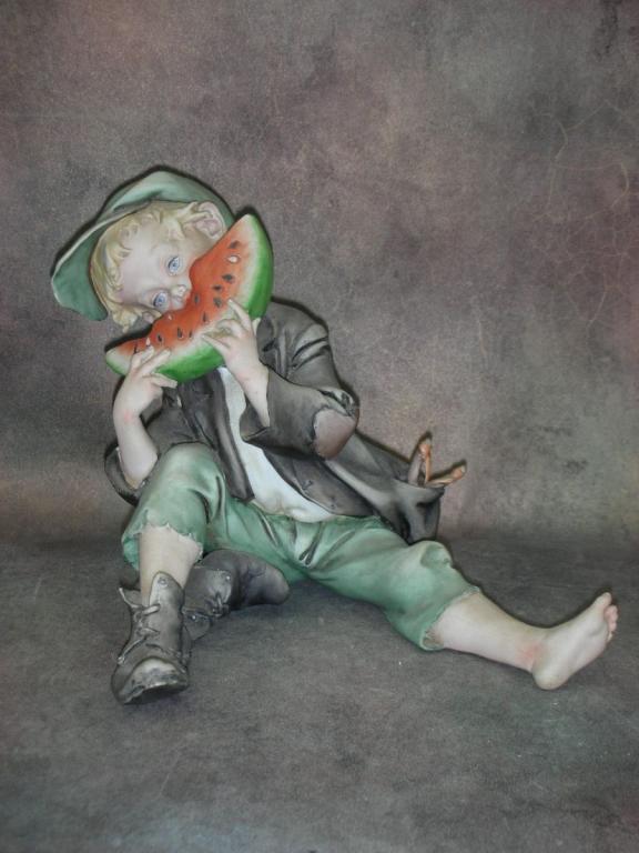 Статуэтка. Фарфор. Уличный мальчик, поедающий арбуз. Capodimonte. Италия