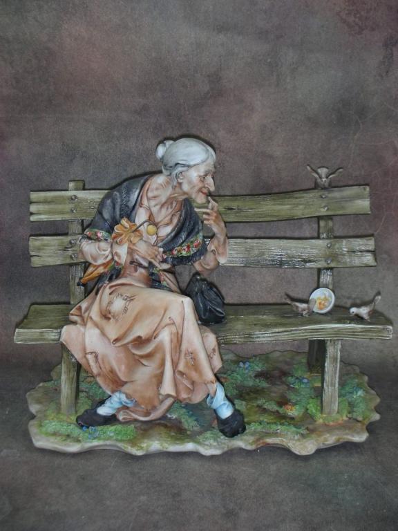 Статуэтка. Фарфор. Старушка, кормящая голубей. Capodimonte. Италия