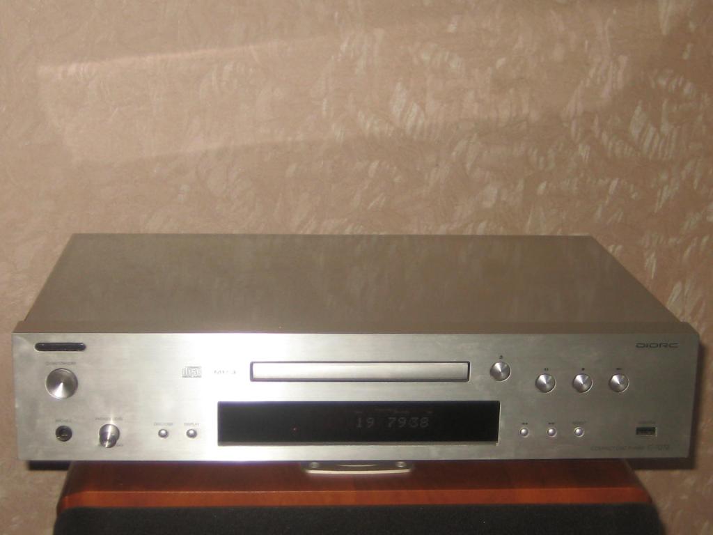 CD проигыватель Onkyo C-7070 Silver