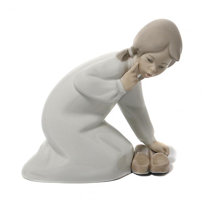 Фарфоровая фигура "Девочка с башмаками". Lladro.
