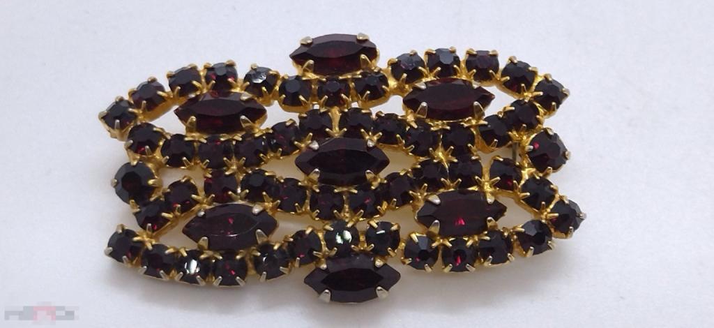 БРОШЬ ГРАНАТОВОЕ СТЕКЛО  5*3  см ЧЕХОСЛОВАКИЯ.