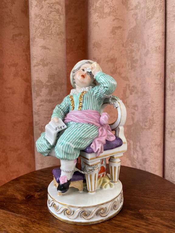 Фарфоровая статуэтка Плачущий мальчик Мейсен Meissen 14 см.